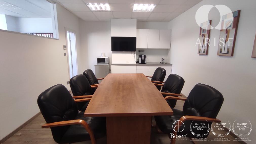 Ihneď voľný! Presvetlený kancelársky priestor na prenájom.