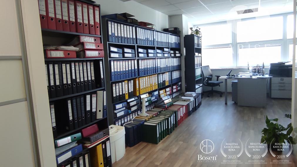 Ihneď voľný! Presvetlený kancelársky priestor na prenájom.