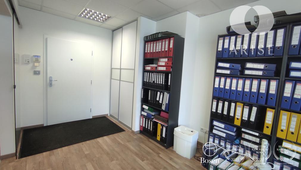 Ihneď voľný! Presvetlený kancelársky priestor na prenájom.