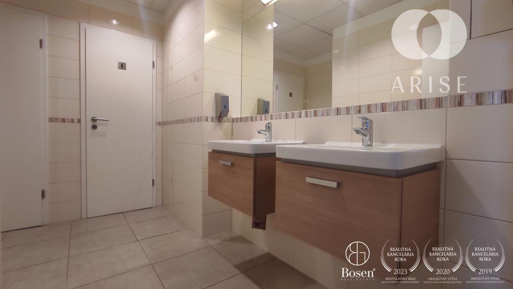 Ihneď voľný! Presvetlený kancelársky priestor na prenájom.