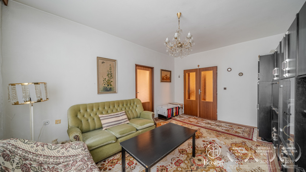 REZERVOVANÉ - BOSEN | Rodinný dom s dvoma bytovými jednotkami, dvojgarážou, Most pri Bratislave, 600 m²