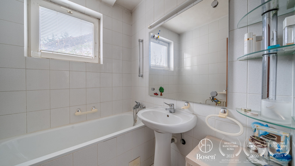 REZERVOVANÉ - BOSEN | Rodinný dom s dvoma bytovými jednotkami, dvojgarážou, Most pri Bratislave, 600 m²