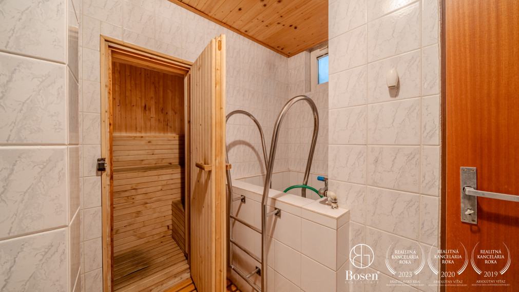 REZERVOVANÉ - BOSEN | Rodinný dom s dvoma bytovými jednotkami, dvojgarážou, Most pri Bratislave, 600 m²