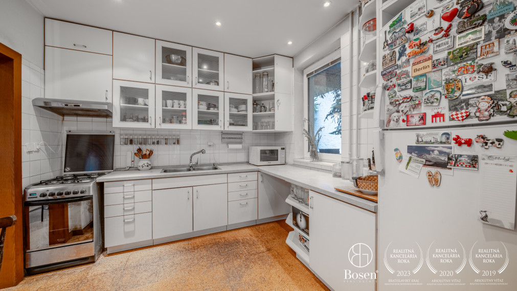 REZERVOVANÉ - BOSEN | Rodinný dom s dvoma bytovými jednotkami, dvojgarážou, Most pri Bratislave, 600 m²