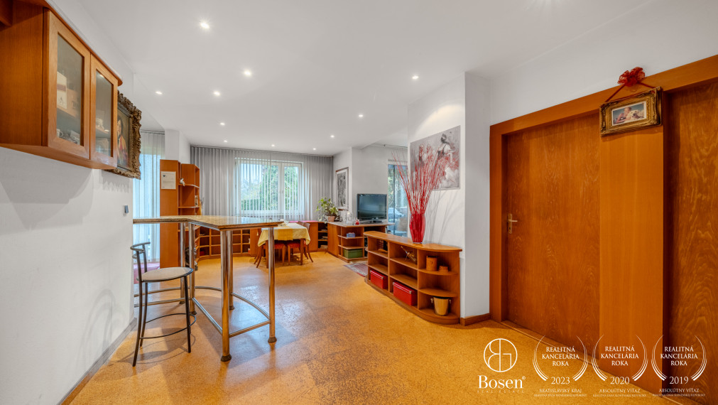 REZERVOVANÉ - BOSEN | Rodinný dom s dvoma bytovými jednotkami, dvojgarážou, Most pri Bratislave, 600 m²