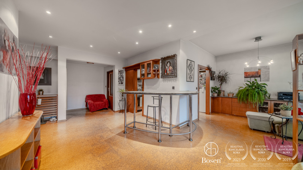 REZERVOVANÉ - BOSEN | Rodinný dom s dvoma bytovými jednotkami, dvojgarážou, Most pri Bratislave, 600 m²