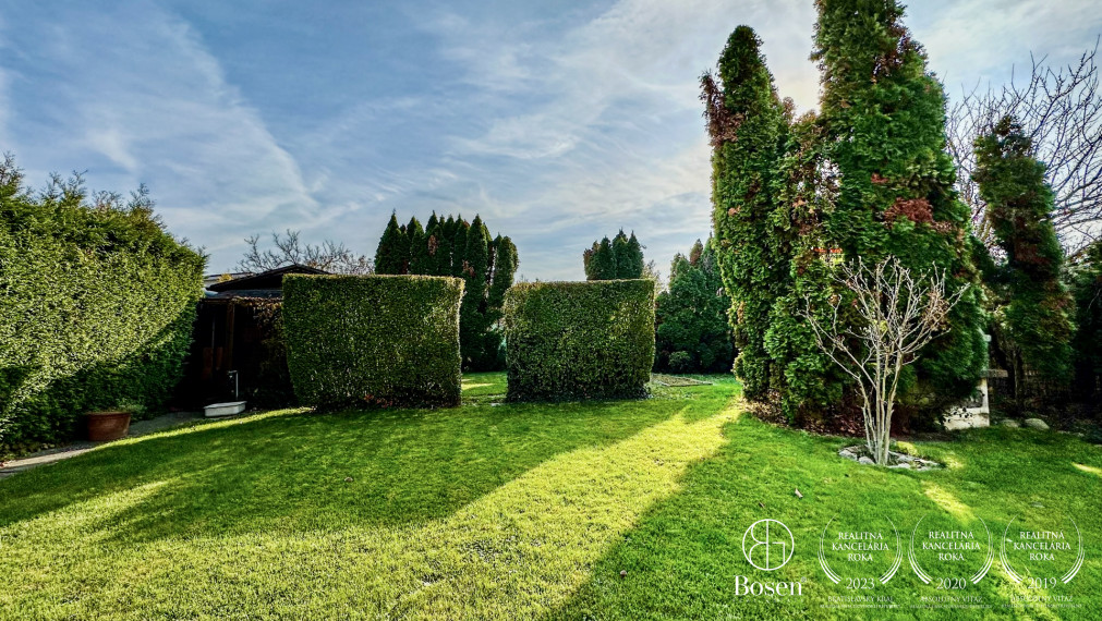 REZERVOVANÉ - BOSEN | Rodinný dom s dvoma bytovými jednotkami, dvojgarážou, Most pri Bratislave, 600 m²