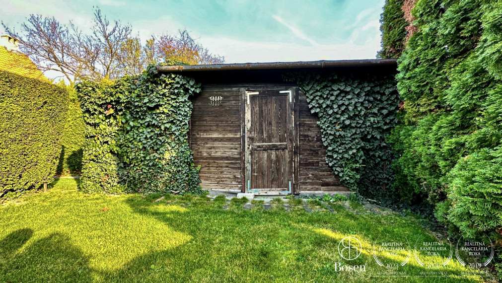 REZERVOVANÉ - BOSEN | Rodinný dom s dvoma bytovými jednotkami, dvojgarážou, Most pri Bratislave, 600 m²