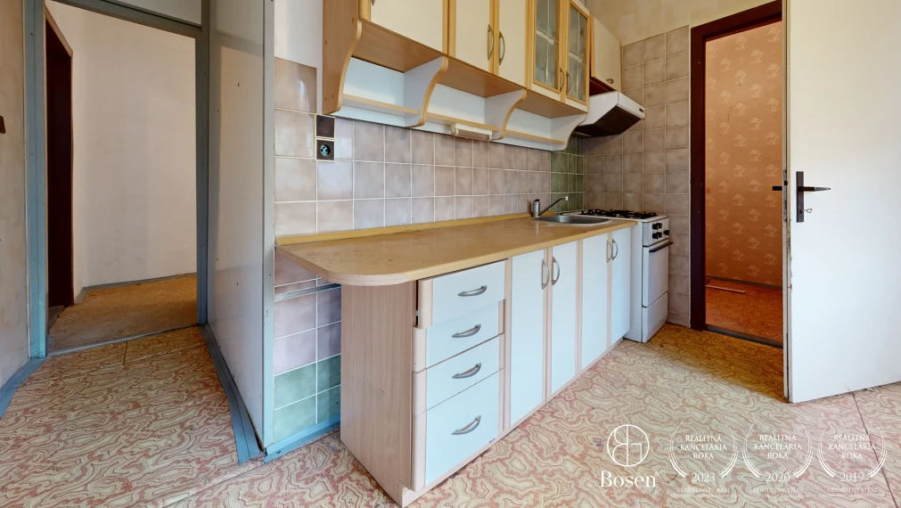 BOSEN | REZERVOVANÉ - 3-izb byt s balkónom v pôvodnom stave, Levice