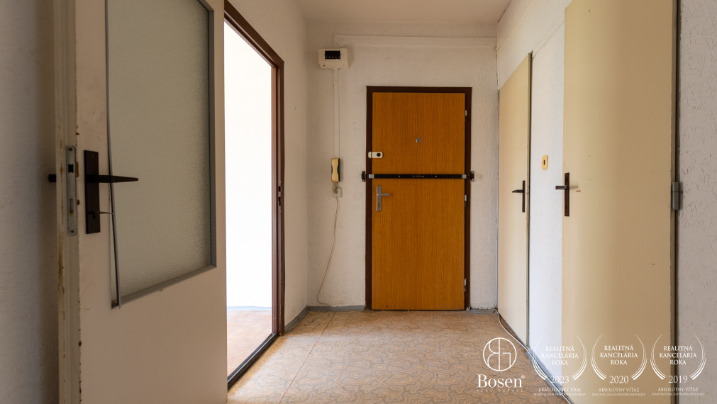 BOSEN | REZERVOVANÉ - 3-izb byt s balkónom v pôvodnom stave, Levice