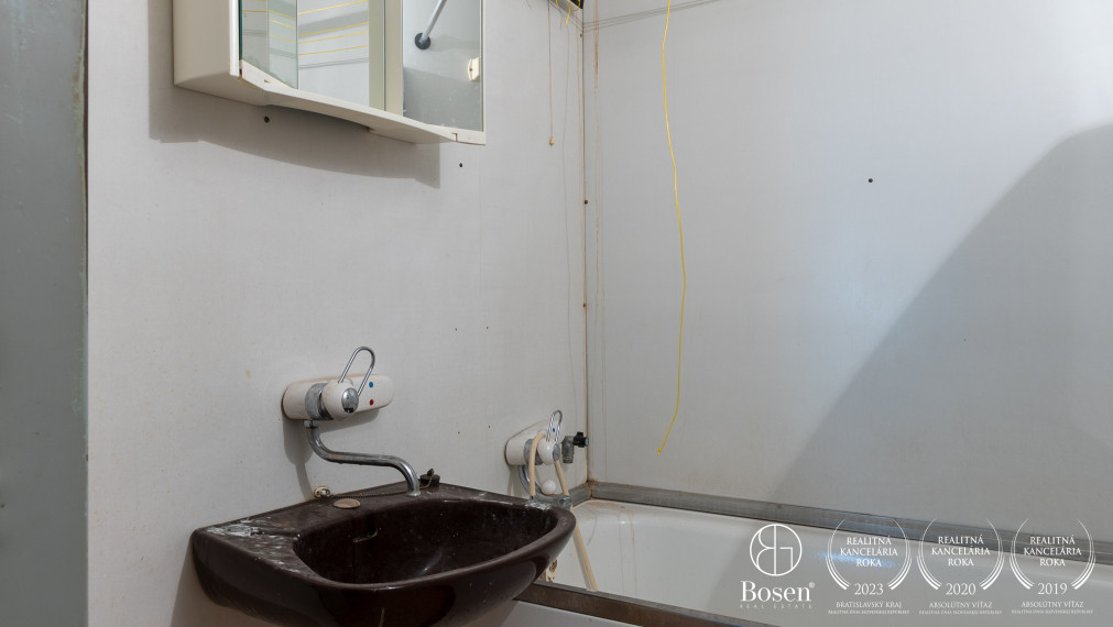 BOSEN | REZERVOVANÉ - 3-izb byt s balkónom v pôvodnom stave, Levice