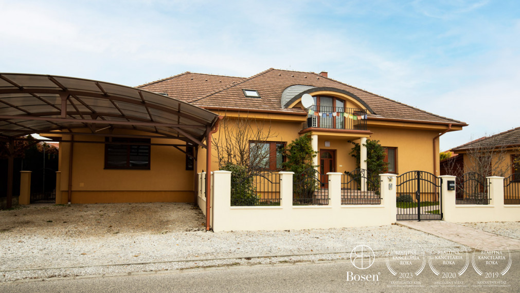 BOSEN | Nadštandardný rodinný dom s telocvičňou a prekrásnou kachľovou pecou