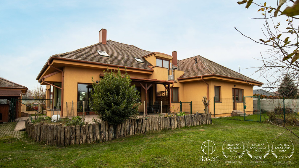 BOSEN | Nadštandardný rodinný dom s telocvičňou a prekrásnou kachľovou pecou