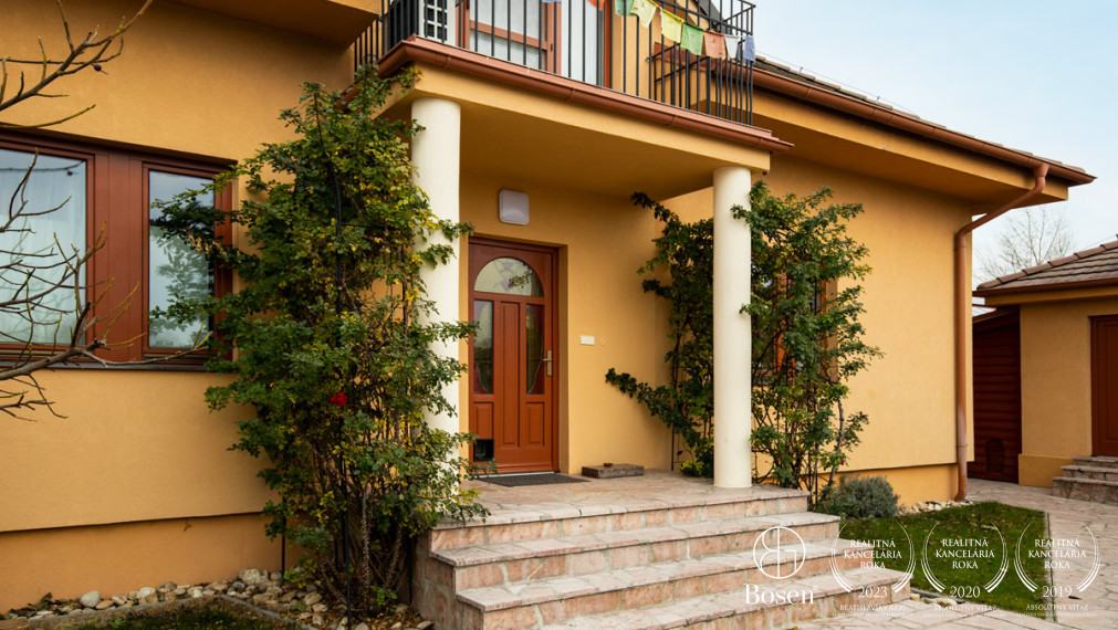 BOSEN | Nadštandardný rodinný dom s telocvičňou a prekrásnou kachľovou pecou