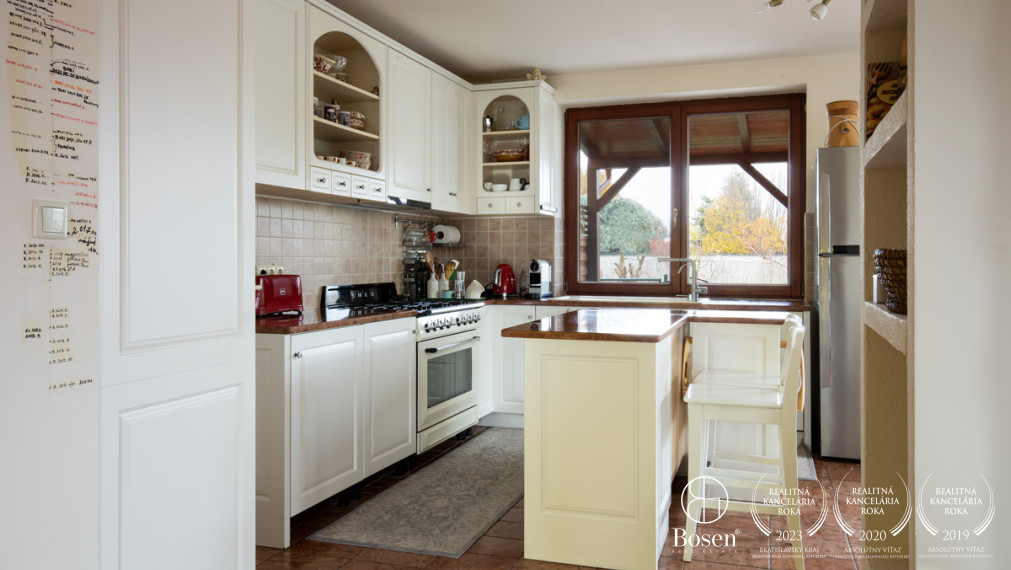 BOSEN | Nadštandardný rodinný dom s telocvičňou a prekrásnou kachľovou pecou