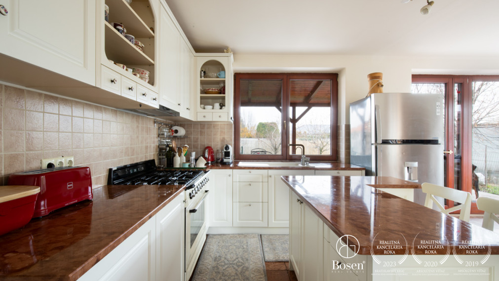 BOSEN | Nadštandardný rodinný dom s telocvičňou a prekrásnou kachľovou pecou