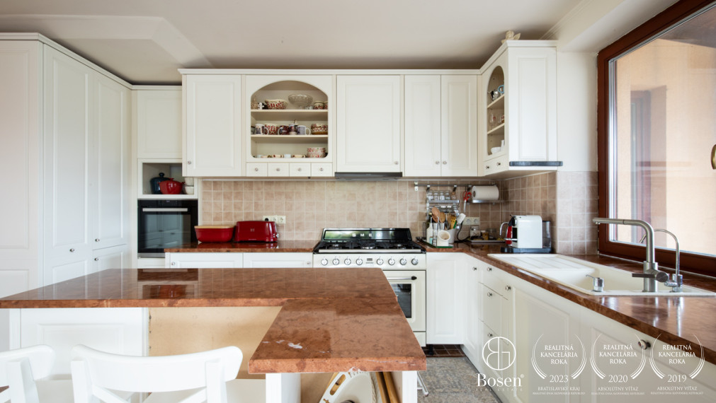 BOSEN | Nadštandardný rodinný dom s telocvičňou a prekrásnou kachľovou pecou