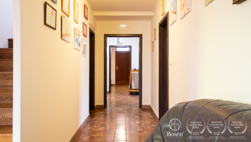 BOSEN | Nadštandardný rodinný dom s telocvičňou a prekrásnou kachľovou pecou