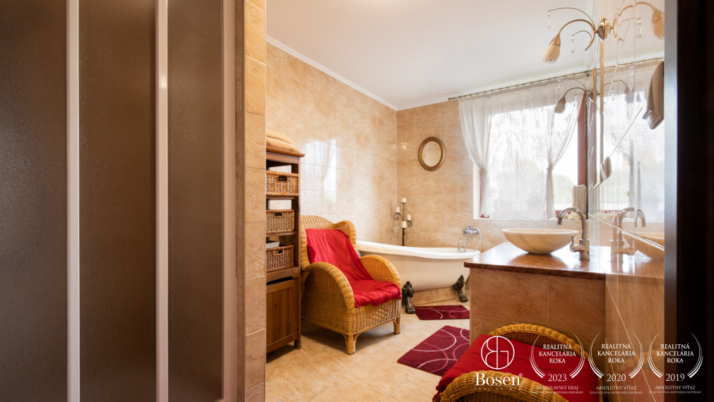 BOSEN | Nadštandardný rodinný dom s telocvičňou a prekrásnou kachľovou pecou