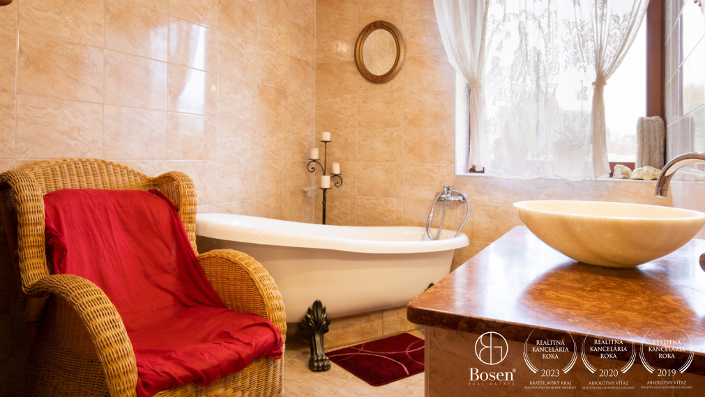 BOSEN | Nadštandardný rodinný dom s telocvičňou a prekrásnou kachľovou pecou