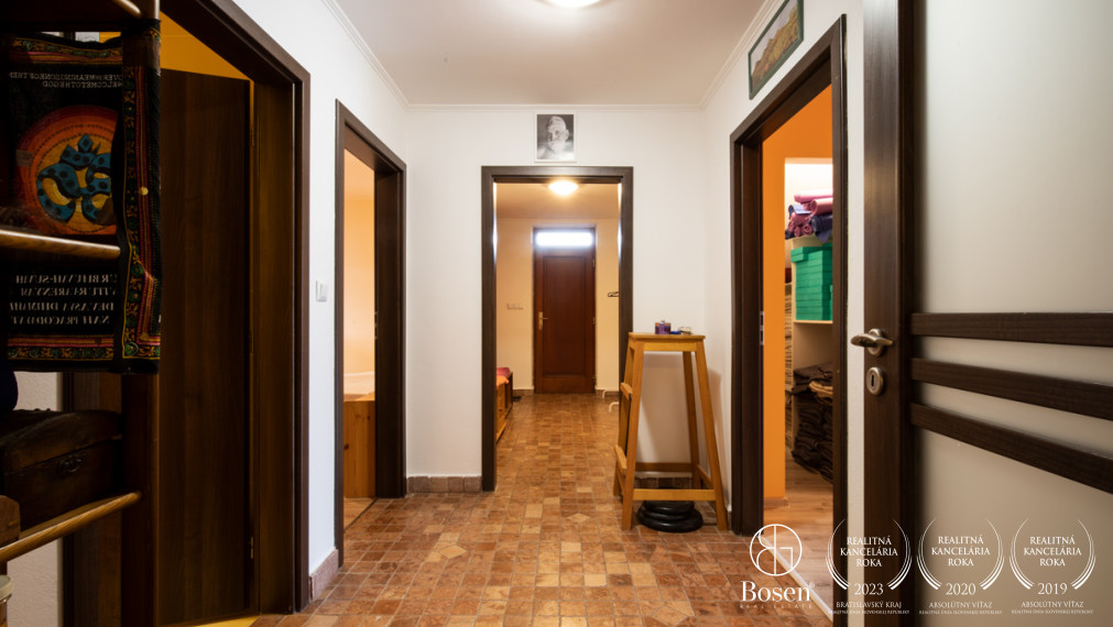 BOSEN | Nadštandardný rodinný dom s telocvičňou a prekrásnou kachľovou pecou