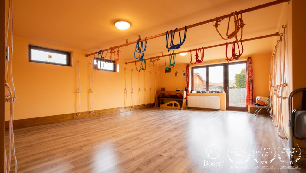 BOSEN | Nadštandardný rodinný dom s telocvičňou a prekrásnou kachľovou pecou