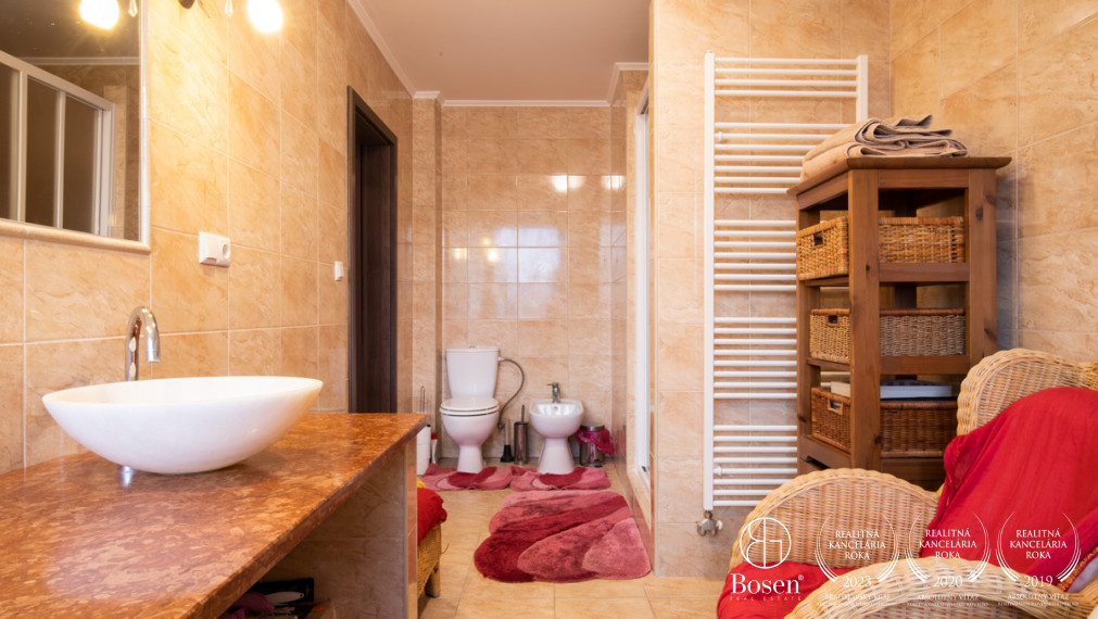 BOSEN | Nadštandardný rodinný dom s telocvičňou a prekrásnou kachľovou pecou