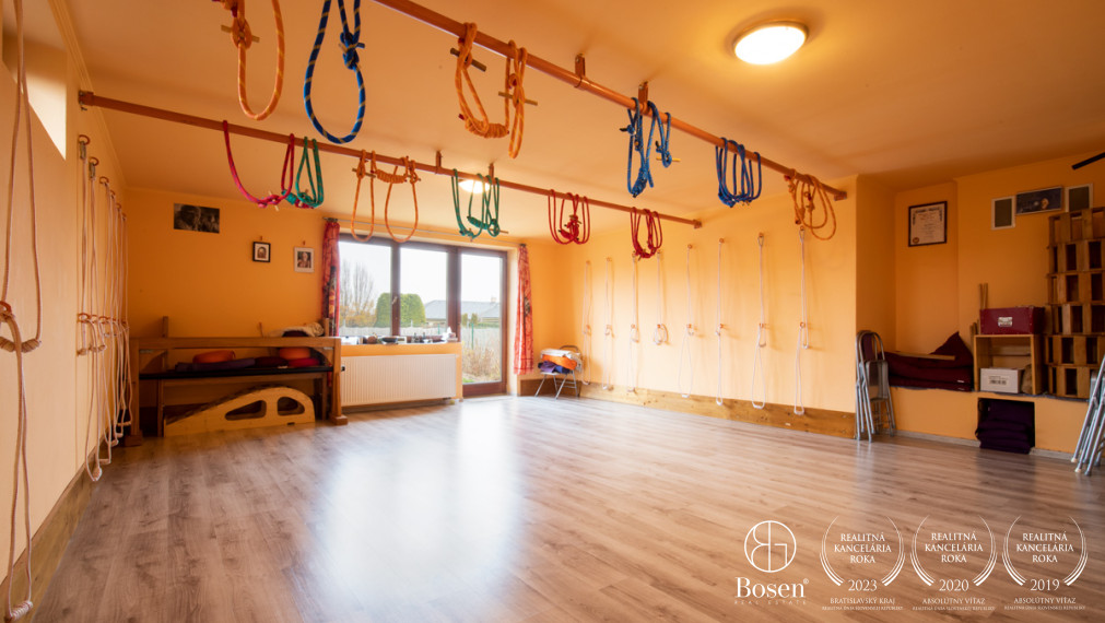 BOSEN | Nadštandardný rodinný dom s telocvičňou a prekrásnou kachľovou pecou