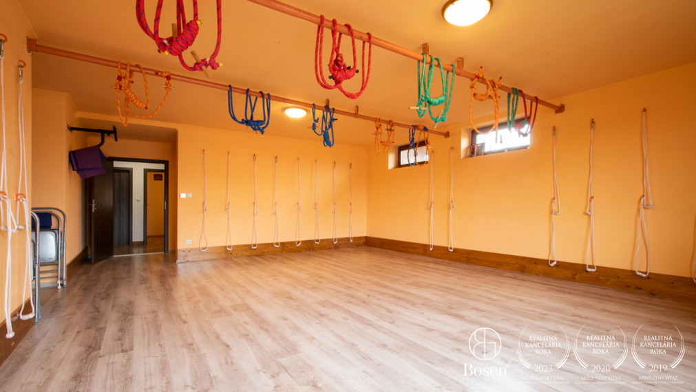 BOSEN | Nadštandardný rodinný dom s telocvičňou a prekrásnou kachľovou pecou