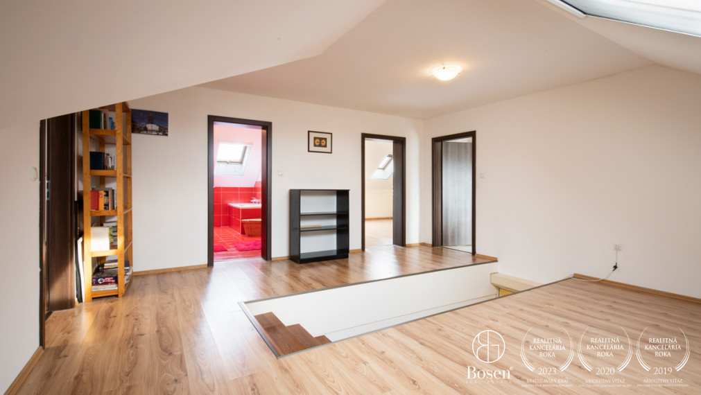 BOSEN | Nadštandardný rodinný dom s telocvičňou a prekrásnou kachľovou pecou
