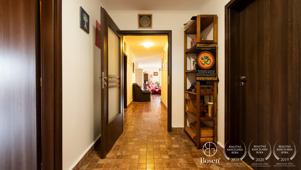 BOSEN | Nadštandardný rodinný dom s telocvičňou a prekrásnou kachľovou pecou