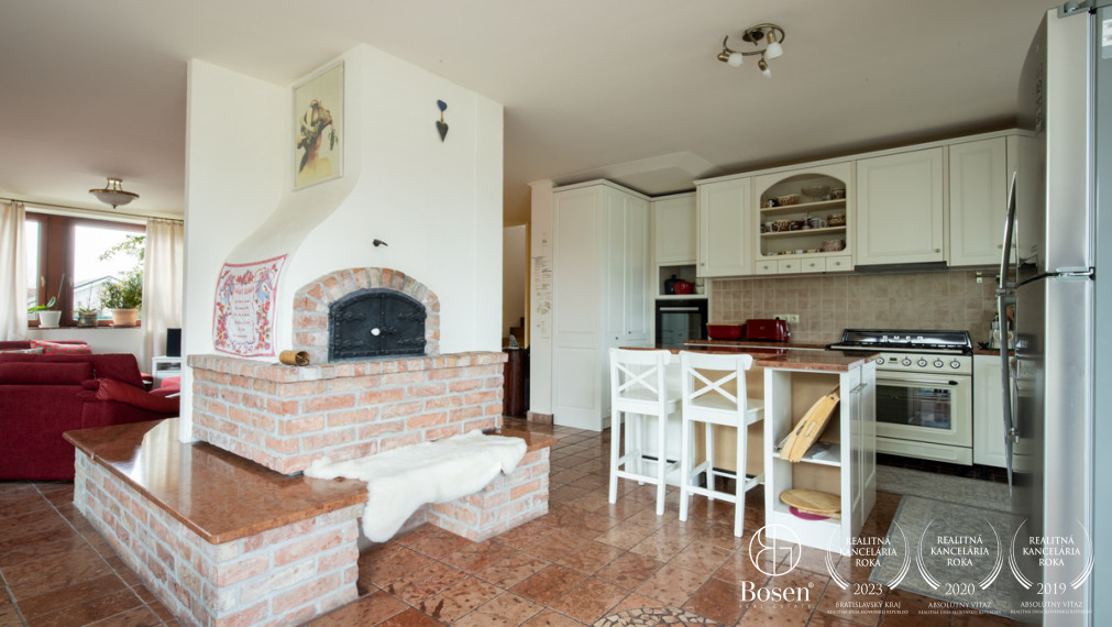 BOSEN | Nadštandardný rodinný dom s telocvičňou a prekrásnou kachľovou pecou