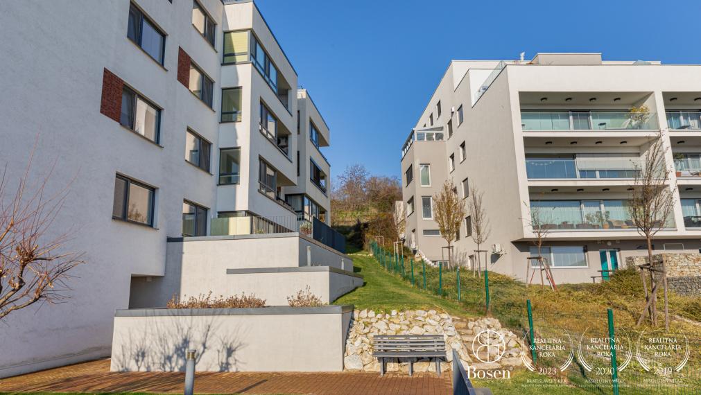 REZERVOVANÉ - BOSEN | Moderný 1-izbový byt s balkónom, pivničnou kobkou a garážou, Svätovavrinecká ul., BA