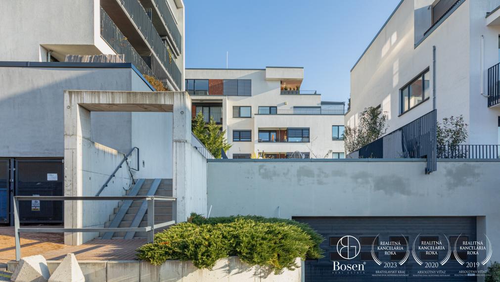 REZERVOVANÉ - BOSEN | Moderný 1-izbový byt s balkónom, pivničnou kobkou a garážou, Svätovavrinecká ul., BA