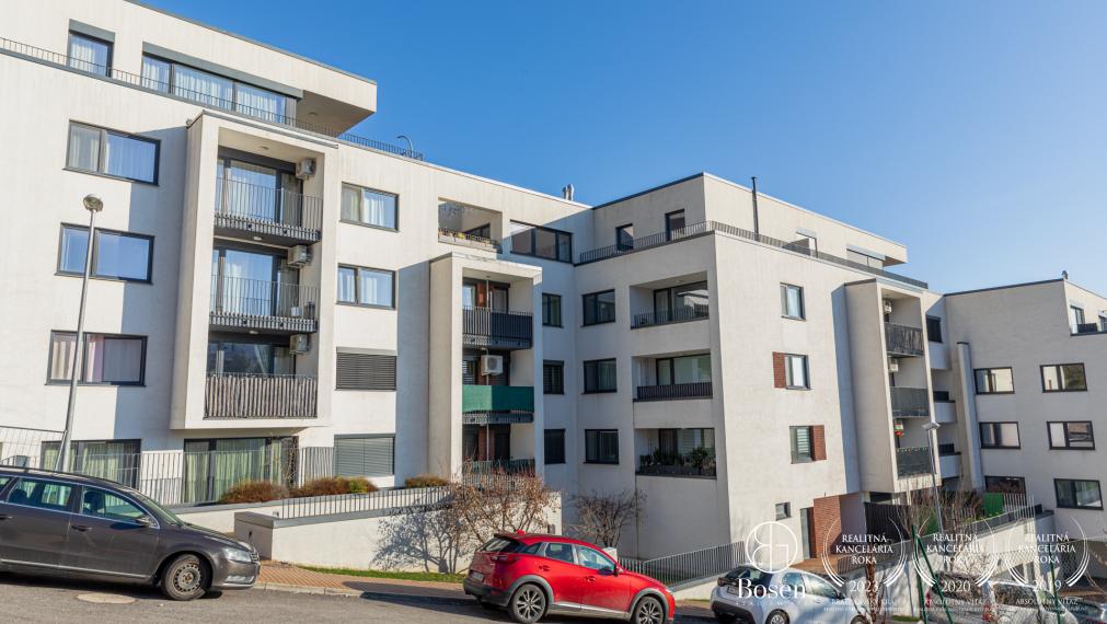 REZERVOVANÉ - BOSEN | Moderný 1-izbový byt s balkónom, pivničnou kobkou a garážou, Svätovavrinecká ul., BA