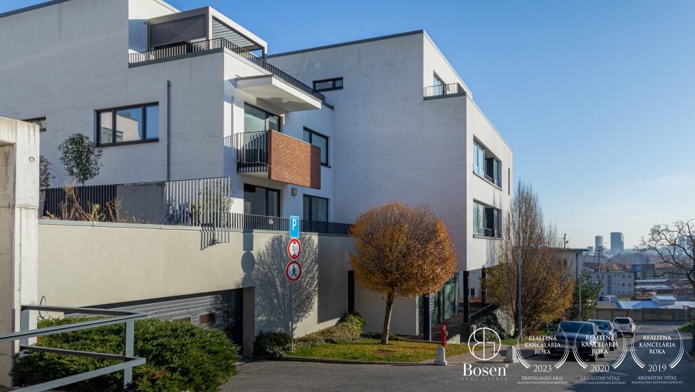 REZERVOVANÉ - BOSEN | Moderný 1-izbový byt s balkónom, pivničnou kobkou a garážou, Svätovavrinecká ul., BA