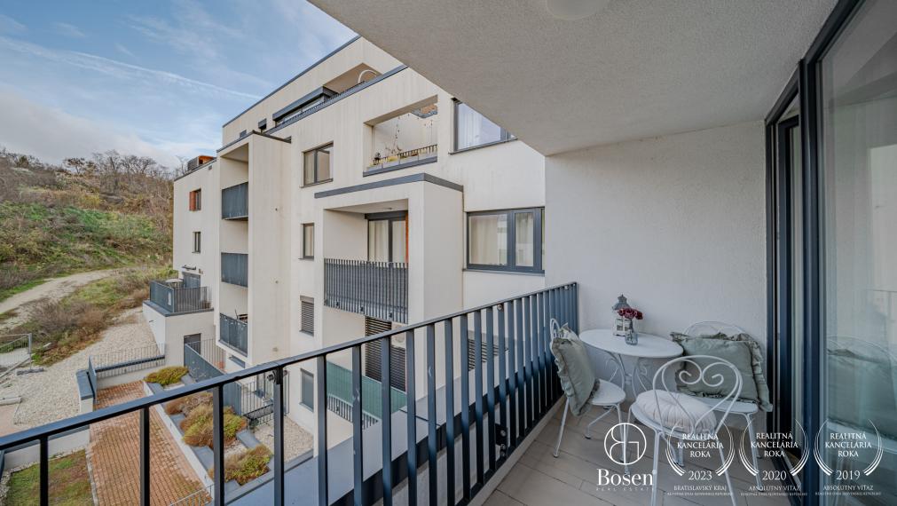 REZERVOVANÉ - BOSEN | Moderný 1-izbový byt s balkónom, pivničnou kobkou a garážou, Svätovavrinecká ul., BA