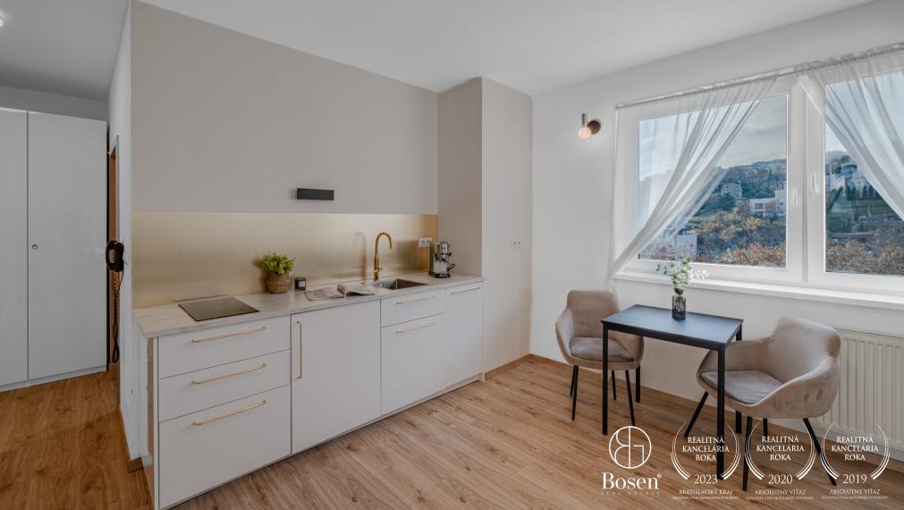 REZERVOVANÉ - BOSEN | Moderný 1-izbový byt s balkónom, pivničnou kobkou a garážou, Svätovavrinecká ul., BA