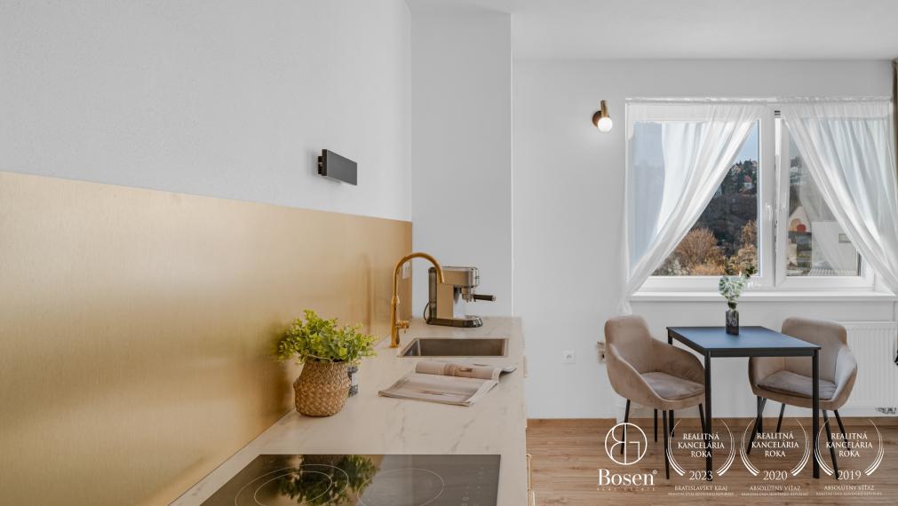 REZERVOVANÉ - BOSEN | Moderný 1-izbový byt s balkónom, pivničnou kobkou a garážou, Svätovavrinecká ul., BA