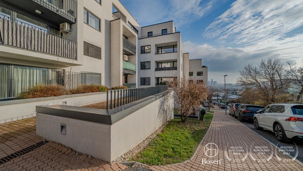 REZERVOVANÉ - BOSEN | Moderný 1-izbový byt s balkónom, pivničnou kobkou a garážou, Svätovavrinecká ul., BA