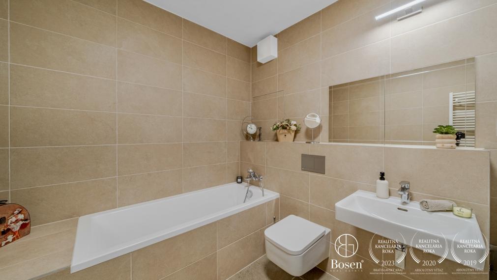 REZERVOVANÉ - BOSEN | Moderný 1-izbový byt s balkónom, pivničnou kobkou a garážou, Svätovavrinecká ul., BA