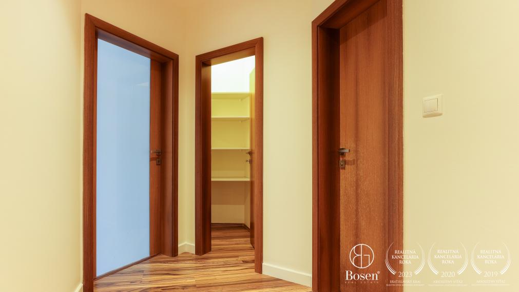 BOSEN | 4-izb byt s terasou a parkovacím státim, Chrenová