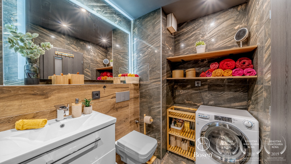 BOSEN | PREDANÉ Štýlový 2 izbový byt s priestranným balkónom a parkovacím státím, Opoj