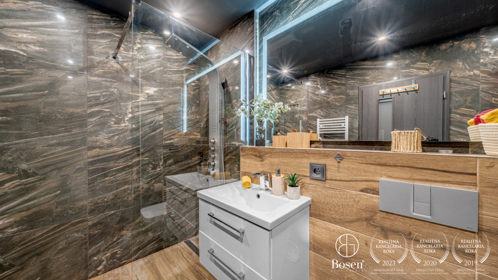 BOSEN | PREDANÉ Štýlový 2 izbový byt s priestranným balkónom a parkovacím státím, Opoj