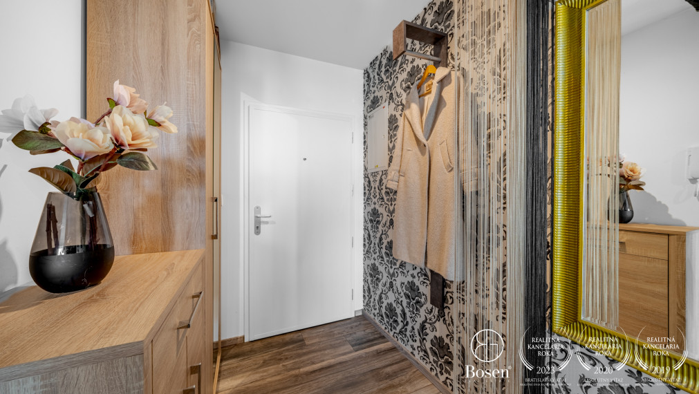 BOSEN | PREDANÉ Štýlový 2 izbový byt s priestranným balkónom a parkovacím státím, Opoj