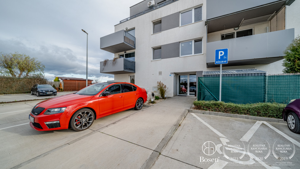 BOSEN | PREDANÉ Štýlový 2 izbový byt s priestranným balkónom a parkovacím státím, Opoj