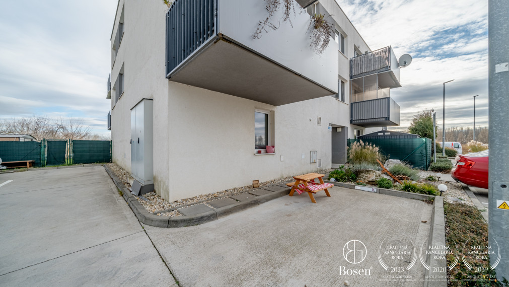 BOSEN | PREDANÉ Štýlový 2 izbový byt s priestranným balkónom a parkovacím státím, Opoj