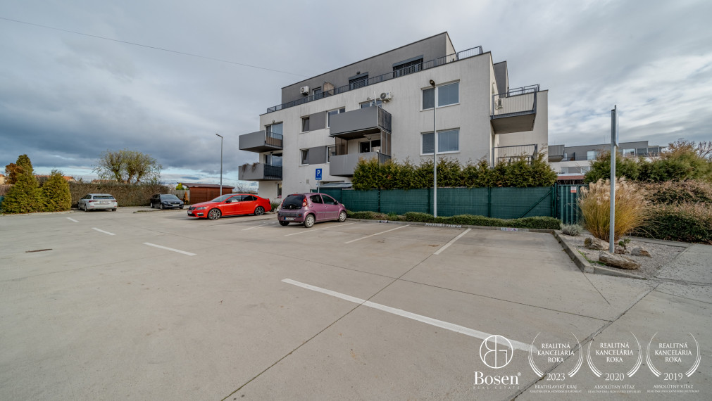 BOSEN | PREDANÉ Štýlový 2 izbový byt s priestranným balkónom a parkovacím státím, Opoj
