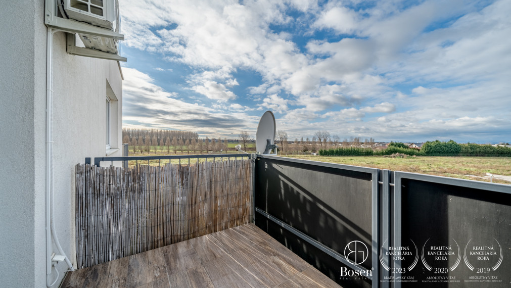 BOSEN | PREDANÉ Štýlový 2 izbový byt s priestranným balkónom a parkovacím státím, Opoj