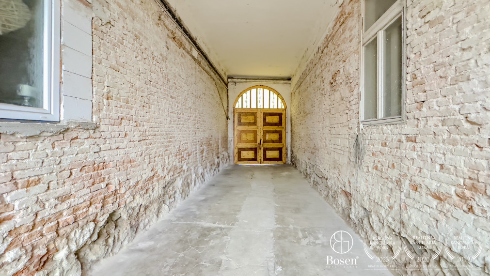 BOSEN | Historická budova z roku 1920 s veľkým potenciálom, Lučenec, 987m2.